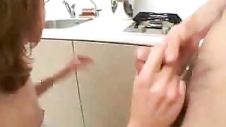 Flachbusige Frau in der Kaeche rangenommen