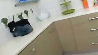 Flachbusige Frau in der Kaeche rangenommen