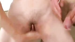 Flachbusige Frau in der Kaeche rangenommen