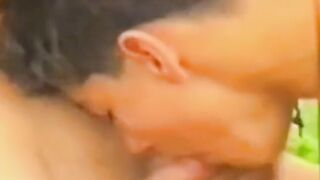 Twink Handjob auf der Wiese