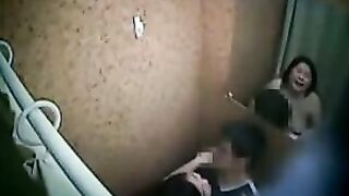 Luder lieag sich in der Umkleidekabine poppen