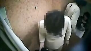 Luder lieag sich in der Umkleidekabine poppen