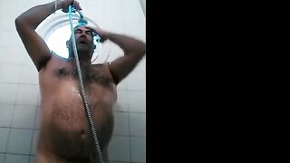 Osito caliente con una gran polla se ducha y se pajea.