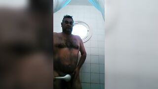 Osito caliente con una gran polla se ducha y se pajea.