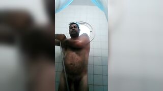 Osito caliente con una gran polla se ducha y se pajea.