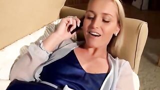 Mamas Lover fickt mich waahrend ich telefoniere