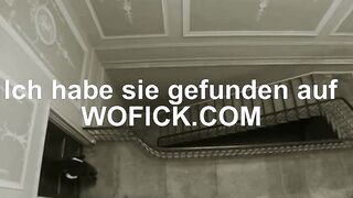 Nonne spreizt faer geile Priester ihre Beine