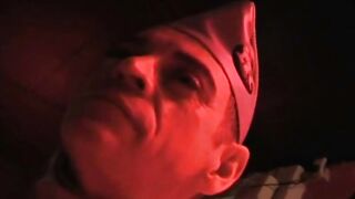 Nonne spreizt faer geile Priester ihre Beine