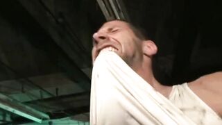 Nonne spreizt faer geile Priester ihre Beine