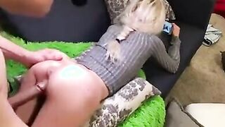 Reizende Blondine von hinten rangenommen