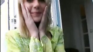 Deutsche blonde MILF öffnet das Überraschungspaket