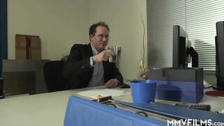 Slim wench gets screwed on the desk