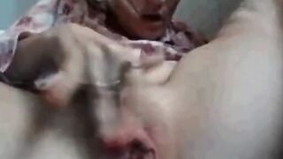 Deutsche Amateurin reibt sich vor der Webcam die Muschi