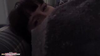 Mein Stiefsohn waermt meine Muschi fuer seinen Vater auf