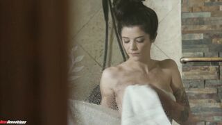 Jade Maris Discovers Innocent Cumshot Submissive Vibes