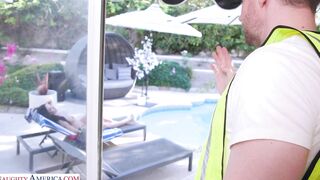 Handyman get seduces by the hot wife