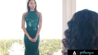 GIRLSWAY - Veteran Pageant Queen milf Penny Barber Is Speechless At Alexis Tae's Bae
