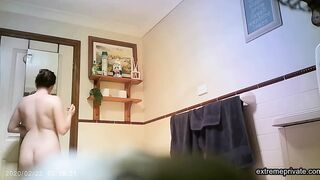 busty BBW stepssiter washing pussy (hidden)