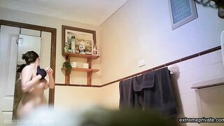 busty BBW stepssiter washing pussy (hidden)