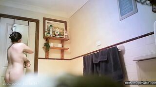 busty BBW stepssiter washing pussy (hidden)