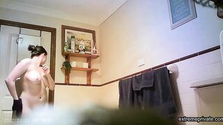 busty BBW stepssiter washing pussy (hidden)