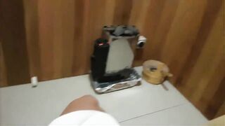 Pompino veloce nella sauna e schizzata sulle tette