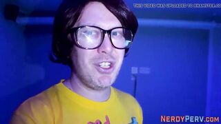 Yorkshire geeks jizzes inside long babes mouth