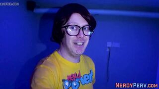 Yorkshire geeks jizzes inside long babes mouth
