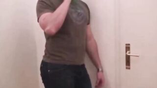 Deutscher blonder Amateur nimmt Gesichtsbehandlung