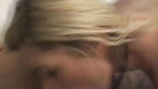 Deutscher blonder Amateur nimmt Gesichtsbehandlung