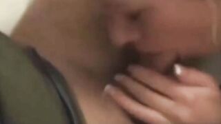 Deutscher blonder Amateur nimmt Gesichtsbehandlung