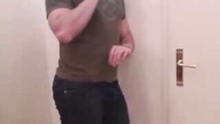 Deutscher blonder Amateur nimmt Gesichtsbehandlung