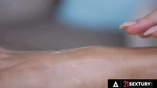 21 SEXTURY - Candee Licious' Luscious Toes Gets Licked And Fuck Until Covered Into Cum