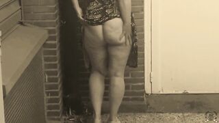 A voluptuous walk inside town