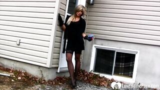 Friendly stepmom shows off her sensational body