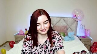 Solo redhead babe have fun on webcam