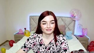 Solo redhead babe have fun on webcam