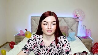 Solo redhead babe have fun on webcam
