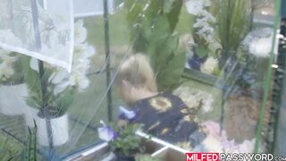 Sexy blonde MILF Jenna Starr is pounded by a young stud after she seduces him