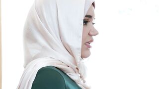 Handyman helps married hijab babe with her first time