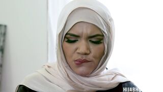 Handyman helps married hijab babe with her first time