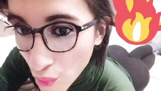 Acostada boca abajo en calza