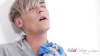 Twink Sniffs Schwimmer Bareback
