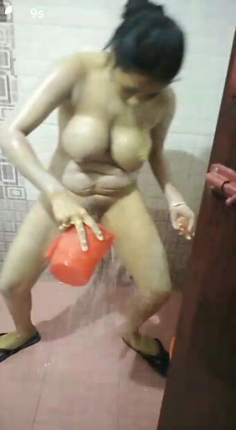 Mallu girl  showing boobs in bathroom
