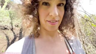 Urlauberin macht im Wald eine Fickpause