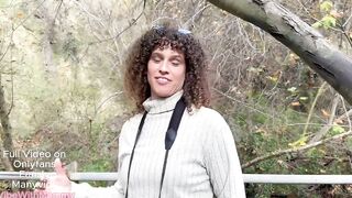 Urlauberin macht im Wald eine Fickpause