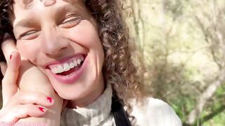Urlauberin macht im Wald eine Fickpause