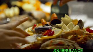 kiertgzea juste lèché tes petits tétons vu tes petits seins tu dois avoir une petite