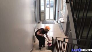 Melany, concierge Bombshell, profite d'un service pour avoir une bonne