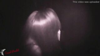 GLORY HOLE - NAMORADA SE DIVERTINDO NA CABINE ERÓTICA